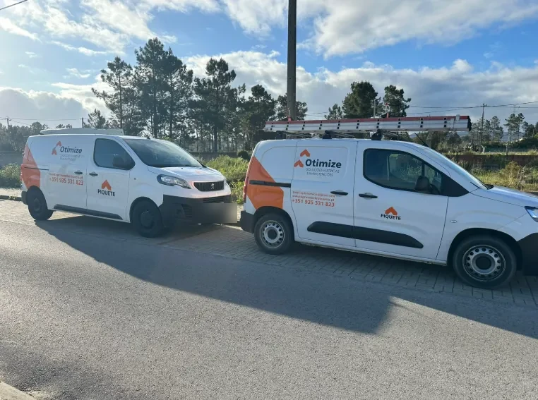Duas carrinhas da frota da Otimize Elétrica com o contacto do piquete na lateral